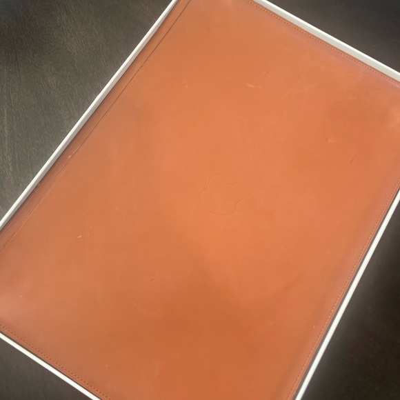 Apple MacBook Leather Sleeve - Brown - Picture 3 of 4